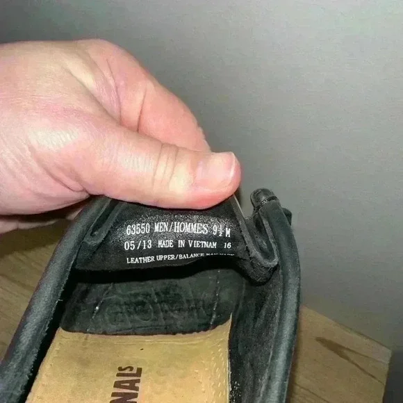 Clarks Wallabees Low Men’s Sz 9.5 Matte Black Leather RARE Vibram Sole NICE - Picture 5 of 6